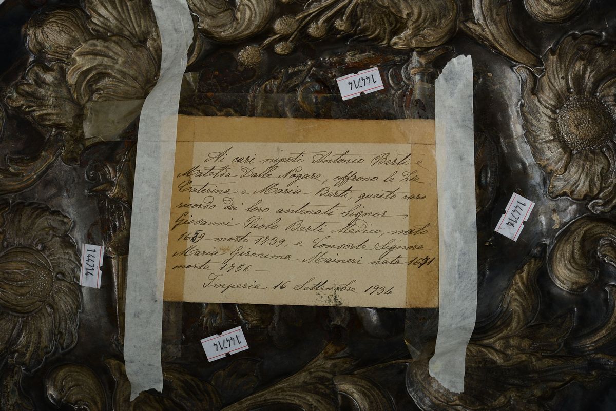 Vassoio da Parata in Argento Sbalzato e Cesellato, Italia (genova?) XVII-XVIII Secolo, Apparentem...