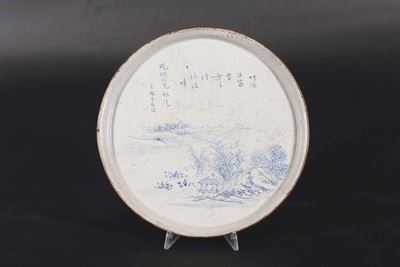 Piatto in Porcellana Craquelé con Decoro Blu di Paesaggio ed Iscrizione, Cina, Dinastia Qing, Fin...