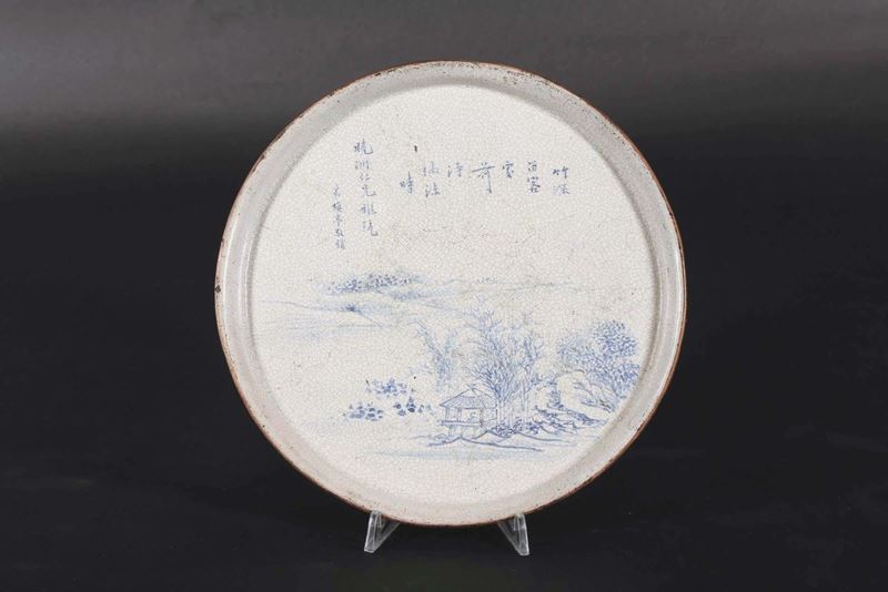 A craquelè porcelain dish with landscape and inscriptions, China, Qing Dynasty, late 19th century  - Auction Chinese Works of Art - Cambi Casa d'Aste