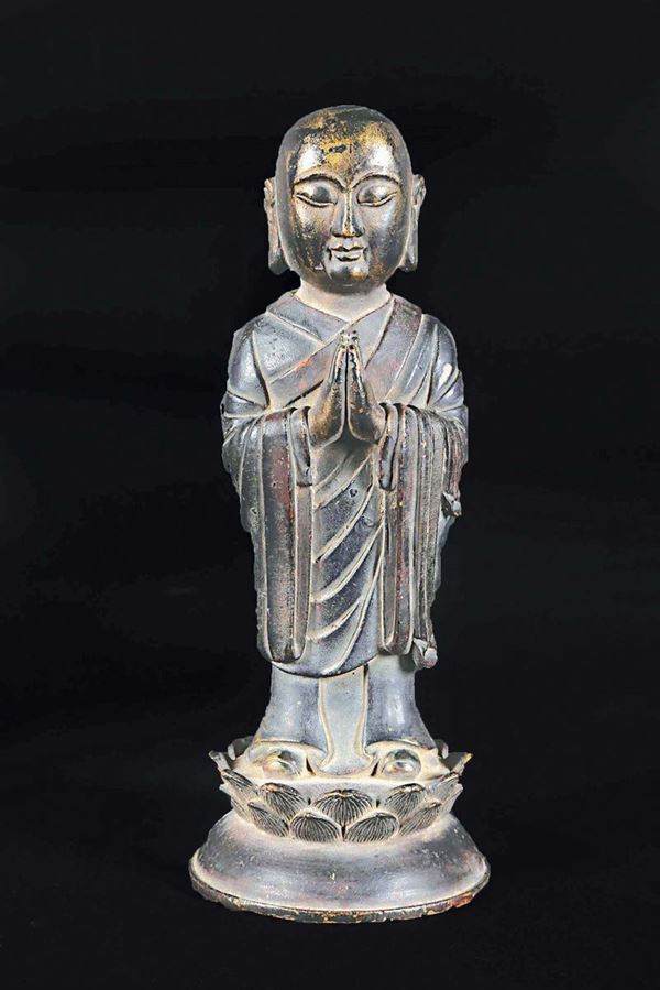 Figura di monaco eretto su fiore di loto in bronzo con tracce di doratura, Cina, Dinastia Ming, XVII secolo