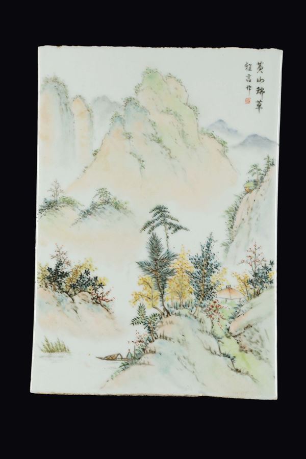 Placca in porcellana a smalti policromi raffigurante paesaggio montano con iscrizione, Cina, Dinastia Qing, XIX secolo