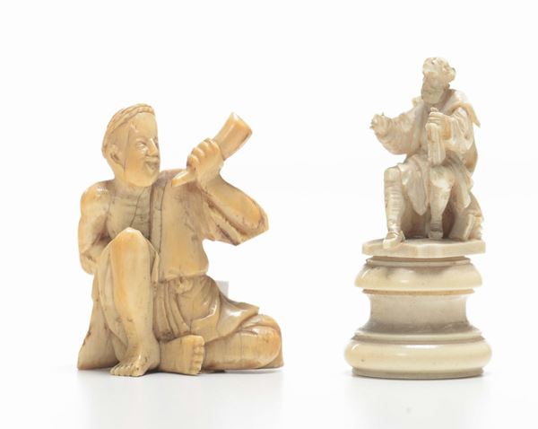 Lotto di due piccole sculture in avorio raffiguranti un dignitario cinese ed uno studioso europeo
