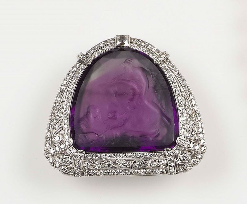 An engraved amethyst and diamond brooch. Mounted in white gold 750/1000  - Auction Fine Jewels - Cambi Casa d'Aste