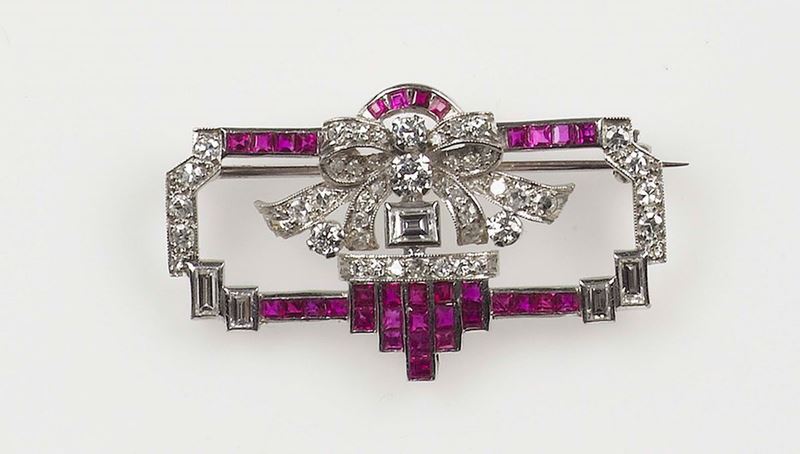 A ruby and diamond brooch. Mounted in white gold 750/1000  - Auction Fine Jewels - Cambi Casa d'Aste