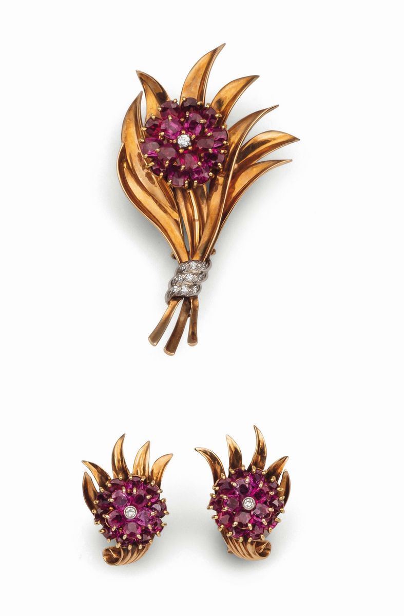 A parure composed od diamond and ruby brooch and earrings. The Burma rubies and diamonds are mounted in yellow gold 750/1000.  - Auction Fine Jewels - Cambi Casa d'Aste