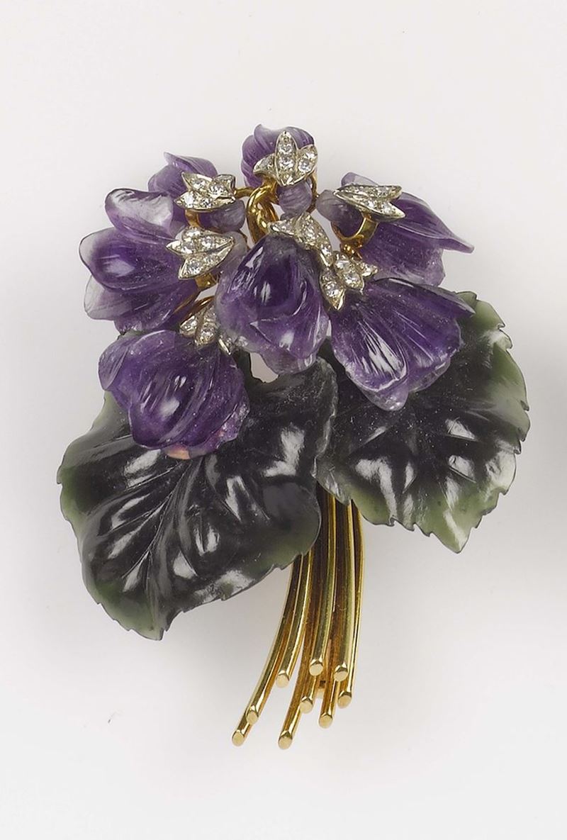 A nephritis, amethyst and diamond brooch. Mounted in yellow gold 750/1000  - Auction Fine Art - Cambi Casa d'Aste