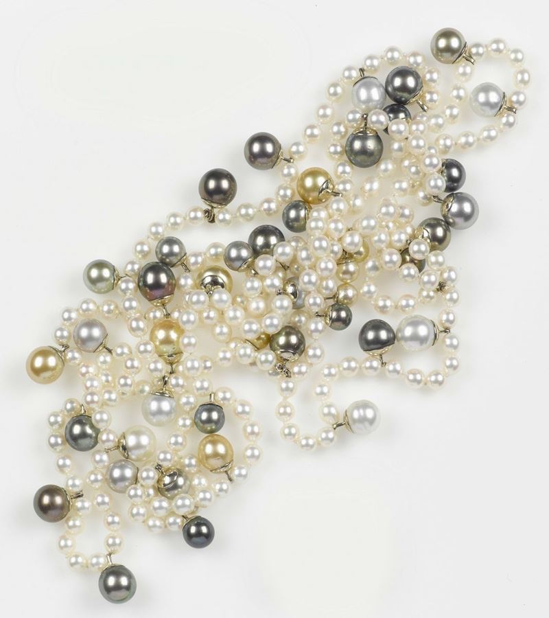A pearl necklace. The Akoya, australian and gold Tahiti pearls are mounted in white gold 750/1000  - Auction Fine Jewels - Cambi Casa d'Aste