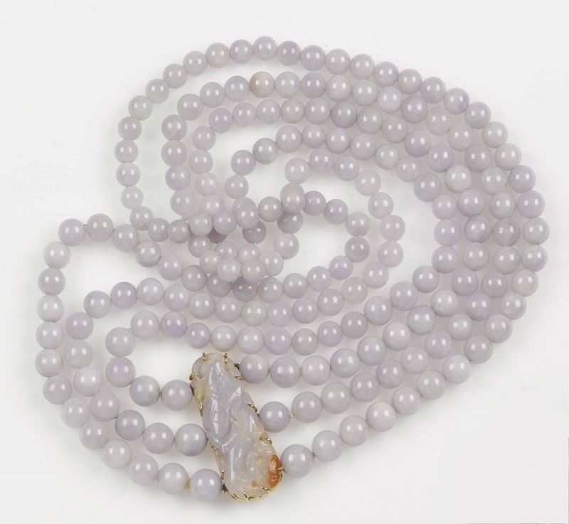 A three jadeite-row necklace. The lavender jadeites are mounted in yellow gold 750/1000. Engraved clasp  - Auction Fine Jewels - II - Cambi Casa d'Aste