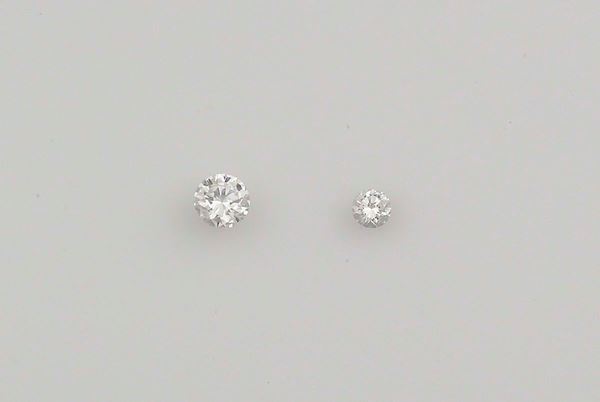 A two diamond solitaires weighing 0,53 carats and 1,31 carats