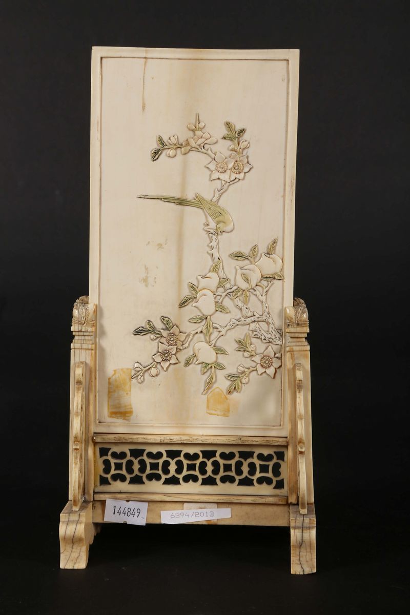 Placca con Alzata in Avorio Lavorato Raffigurante Paesaggio con Casa e Ramo di Pesco, Cina, Dinas...