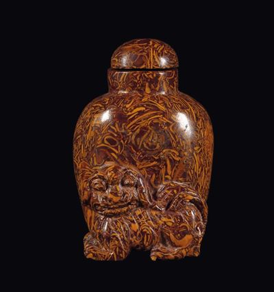 Snuff Bottle in Pietra Dura con Cane di Pho a Rilievo, Cina, Dinastia Qing, XIX Secolo