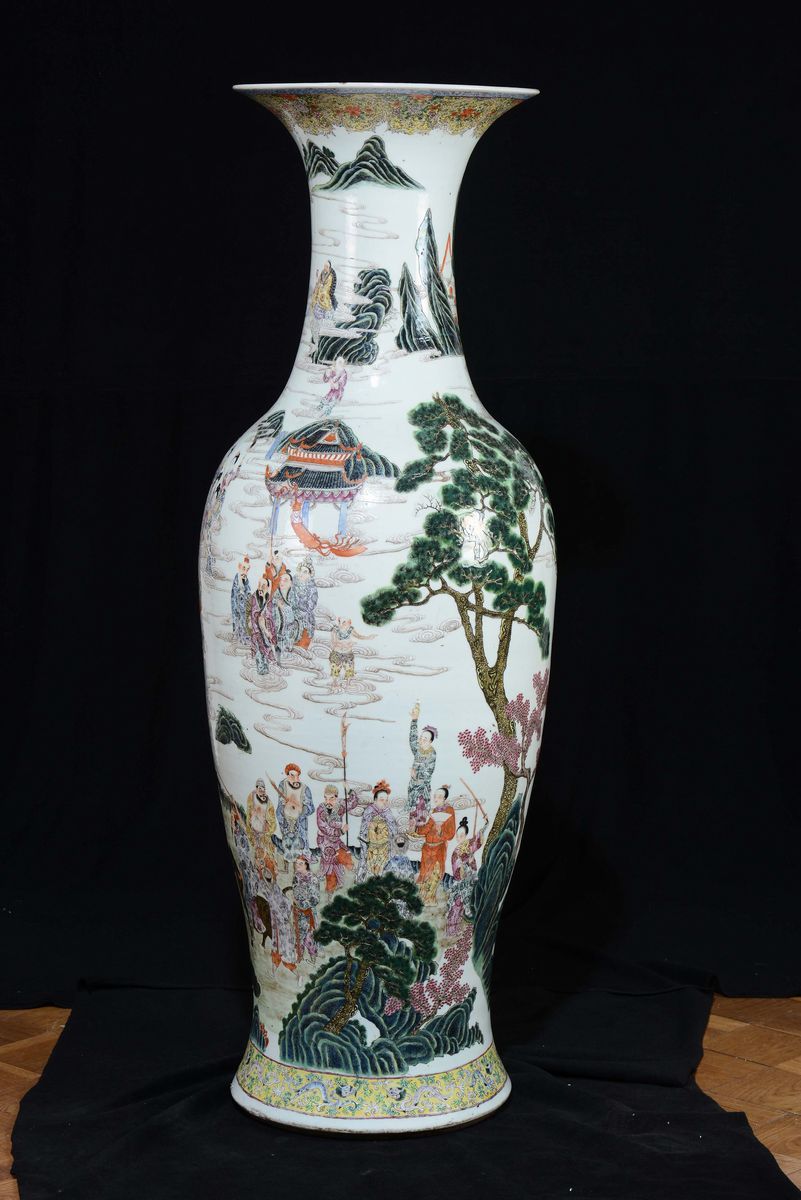 Grande Vaso Monumentale in Porcellana Famiglia Rosa con Raffigurazione di Saggi tra le Nuvole, Ci...