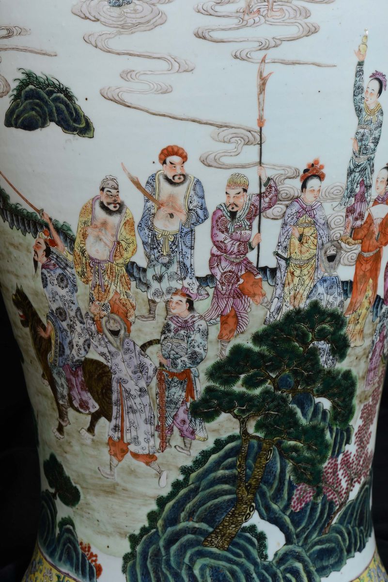 Grande Vaso Monumentale in Porcellana Famiglia Rosa con Raffigurazione di Saggi tra le Nuvole, Ci...