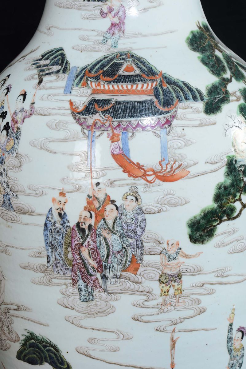Grande Vaso Monumentale in Porcellana Famiglia Rosa con Raffigurazione di Saggi tra le Nuvole, Ci...