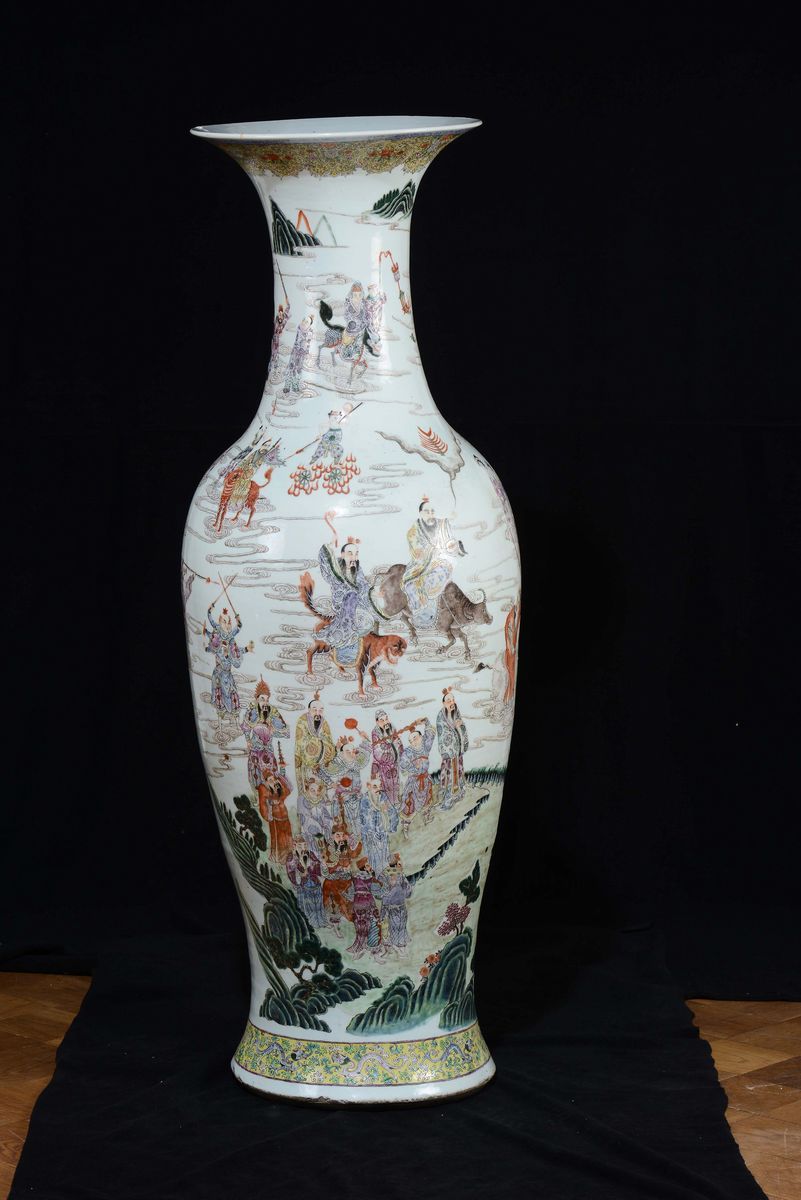 Grande Vaso Monumentale in Porcellana Famiglia Rosa con Raffigurazione di Saggi tra le Nuvole, Ci...