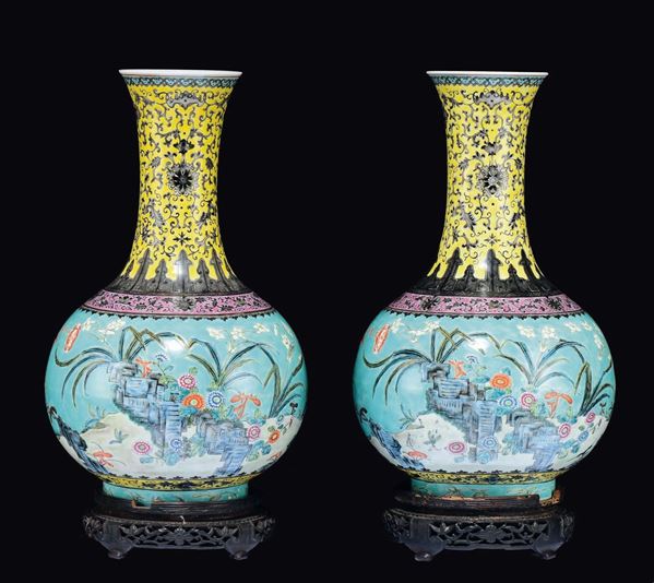 Coppia di vasi a bottiglia in porcellana a smalti policromi Da ya zhai con decoro di fiori ed iscrizioni, Cina, Dinastia Qing, marca e del periodo Guangxu (1875-1908)