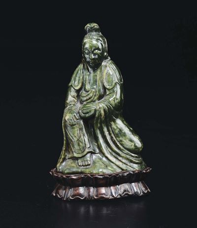 Figura di Guanyin Inginocchiata Scolpita in Giada Spinacio, Cina, XX Secolo
