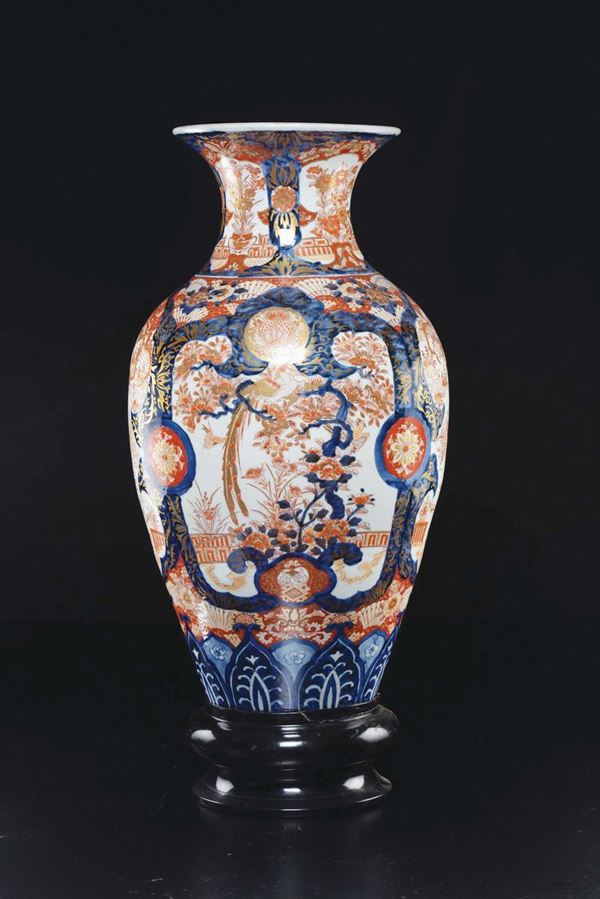 Vaso in porcellana Imari a decoro naturalistico entro riserve, Giappone, XIX secolo