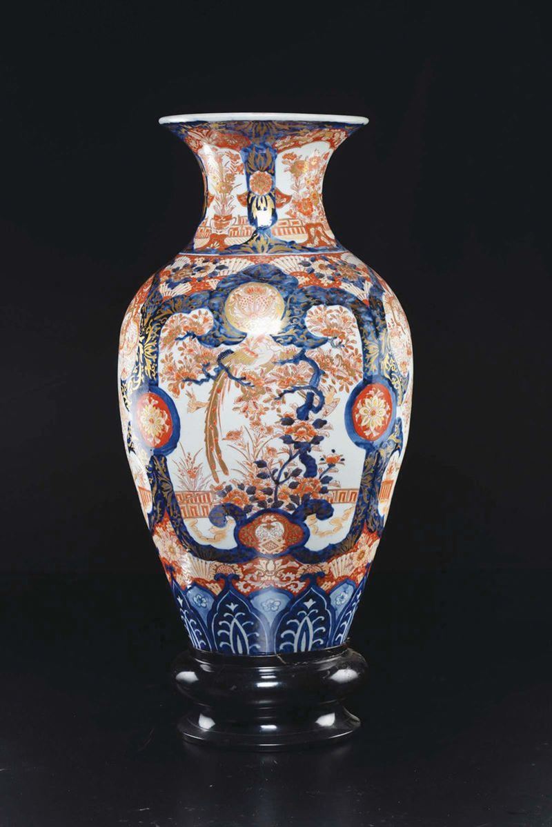 Vaso in porcellana Imari a decoro naturalistico entro riserve, Giappone, XIX secolo  - Asta Chinese Works of Art - Cambi Casa d'Aste