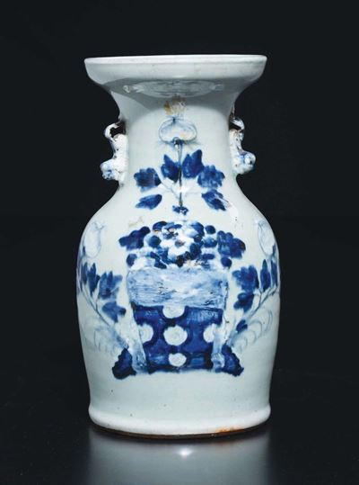 Vaso in Porcellana a Fondo Verde con Decoro Naturalistico Bianco e Blu e Anse a Guisa di Cane di ...
