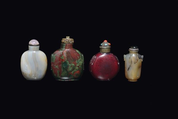Lotto di quattro snuff bottle in pietre dure differenti, Cina, Dinastia Qing, fine XIX secolo