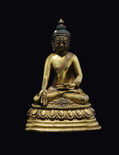 Figura di Buddha Seduto su Doppio Fiore di Loto in Bronzo Dorato, Cina, Dinastia Qing, XVIII Seco...