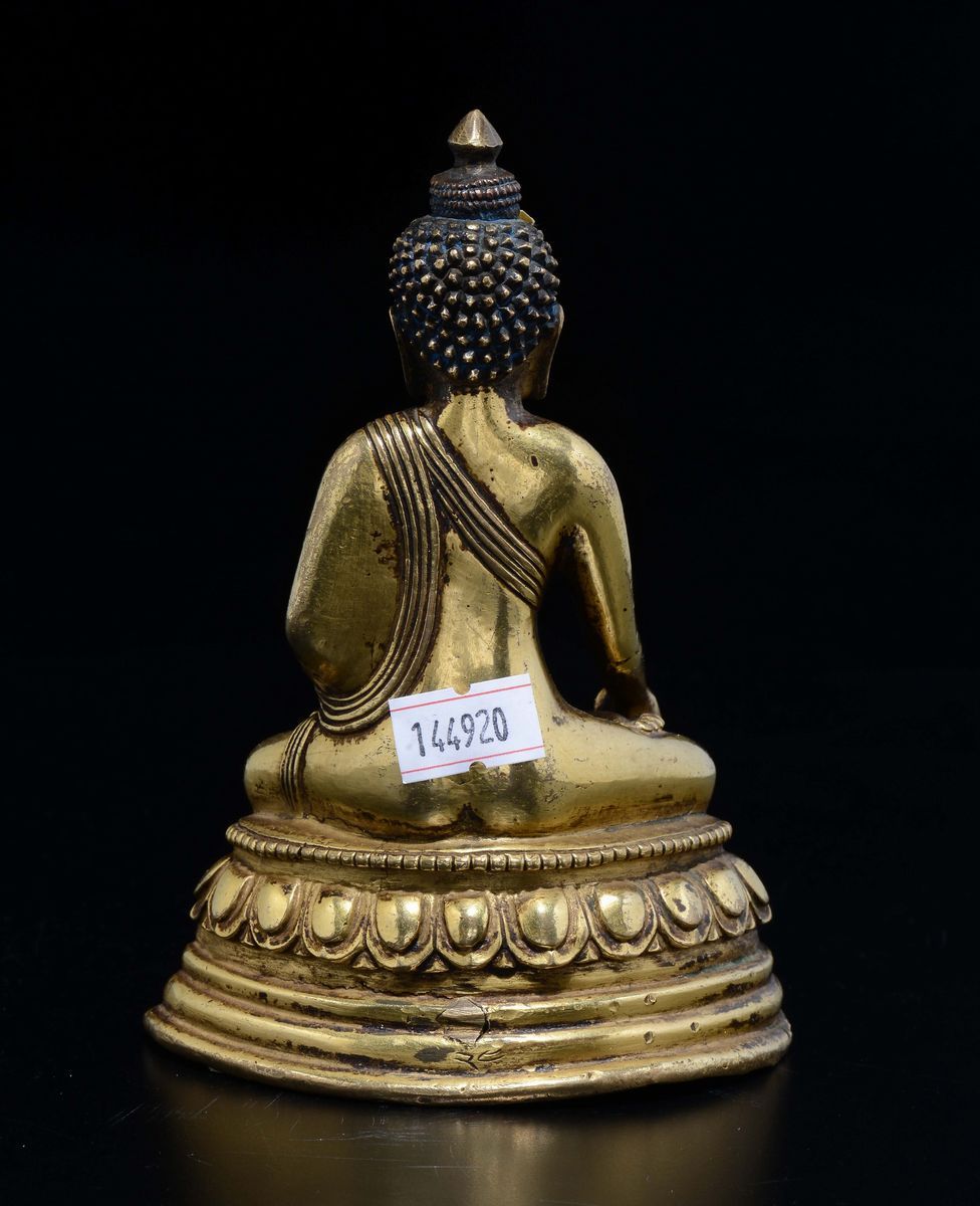 Figura di Buddha Seduto su Doppio Fiore di Loto in Bronzo Dorato, Cina, Dinastia Qing, XVIII Seco...