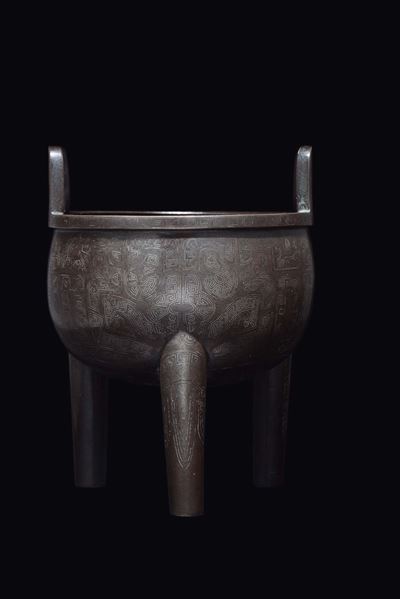 Incensiere Tripode Shi Sou in Bronzo con Manici ed Iscrizioni sul Corpo, Cina, Dinastia Qing, XVI...