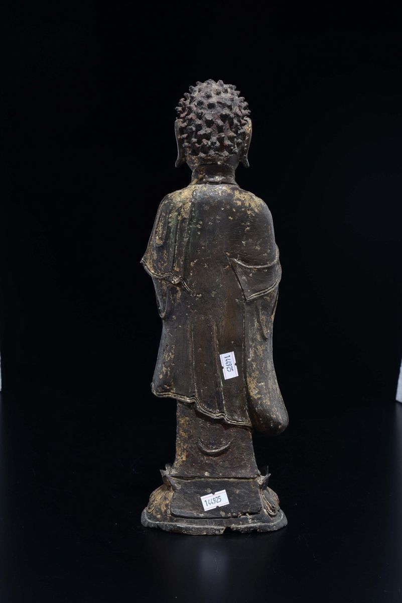 Grande Figura di Buddha in Bronzo Semi Dorato con Svastica sul Petto, Cina, Dinastia Ming, XVII S...