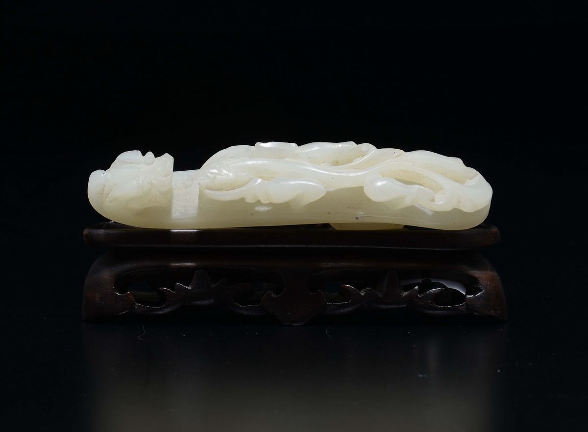Fibbia in Giada Bianca Scolpita a Guisa di Draghetto, Cina, Dinastia Qing, XIX Secolo