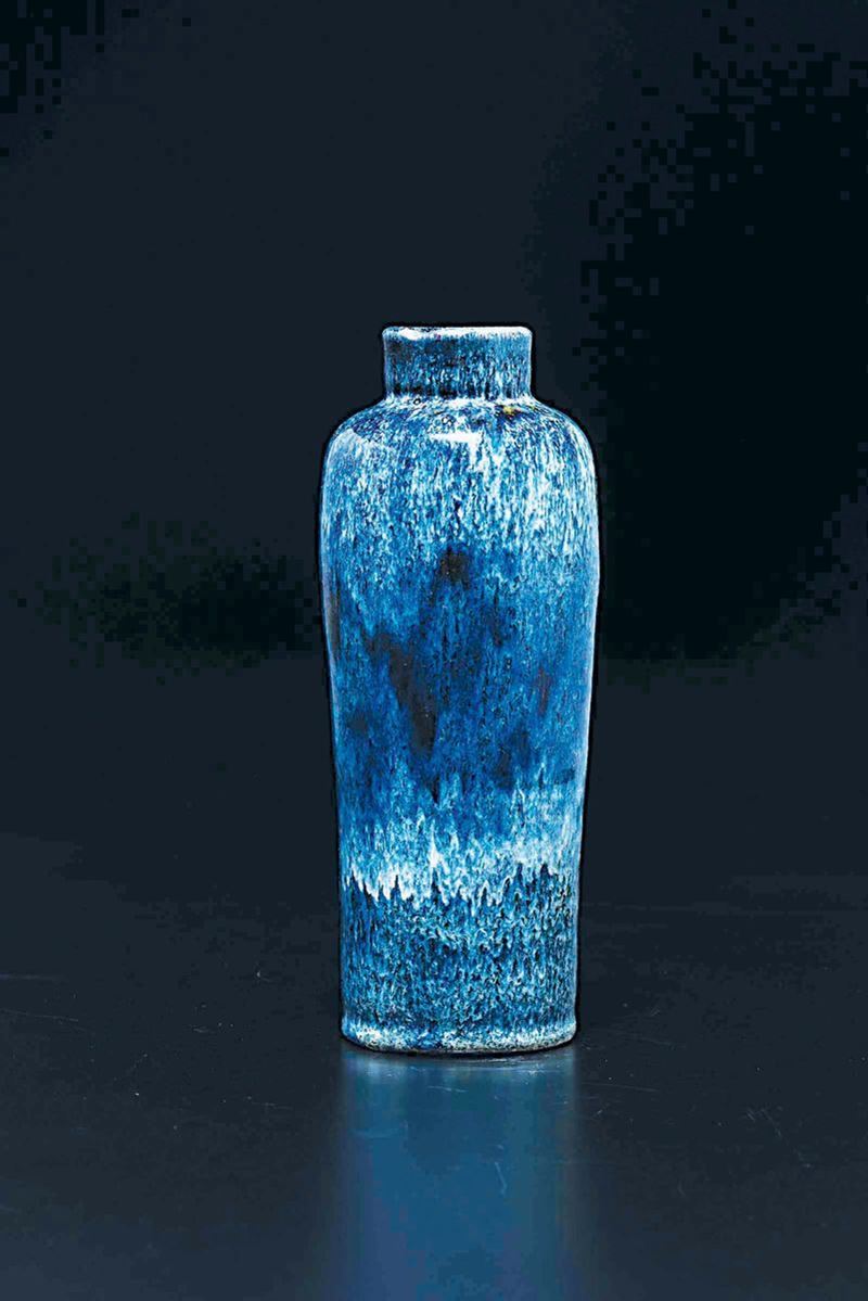 Vaso in porcellana flambè sui toni dell’azzurro, Cina, Dinastia Qing, fine XIX secolo  - Asta Chinese Works of Art - Cambi Casa d'Aste