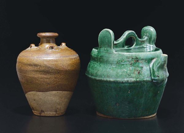 Due giare in grès smaltato, una marrone ed una verde, Cina, Dinastia Ming, XVII secolo