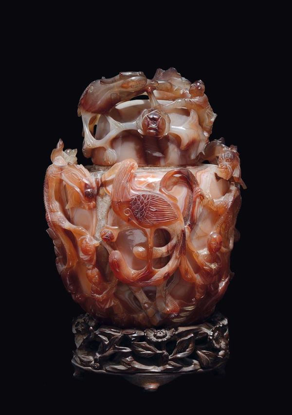Vaso con coperchio in agata con decoro di gru e rami a rilievo, Cina, Dinastia Qing, XIX secolo