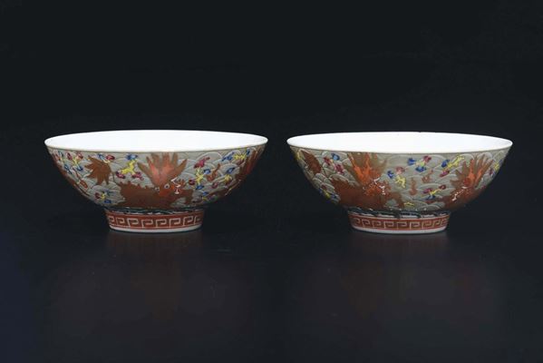 Coppia di coppette in porcellana a smalti policromi con raffigurazioni di cani di Pho, Cina, Dinastia Qing, XIX secolo