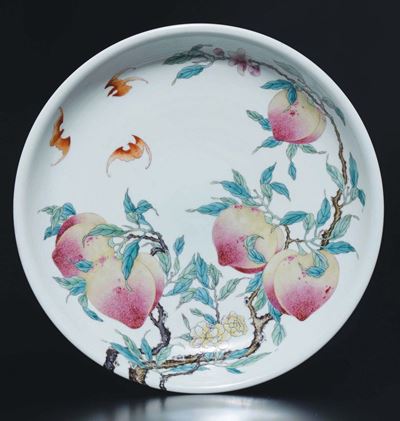 Piatto in Porcellana a Smalti Policromi con Decoro di Pesche e Pipistrelli, Cina, Dinastia Qing, ...