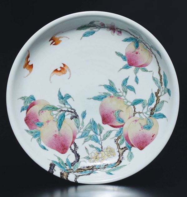 Piatto in porcellana a smalti policromi con decoro di pesche e pipistrelli, Cina, Dinastia Qing, XIX secolo