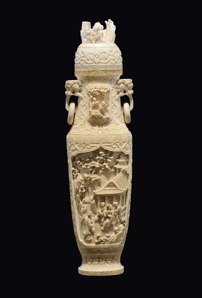 Vaso con Coperchio Intagliato in Avorio con Manici Ad Anelli e Raffigurazione di Scene di Vita Co...