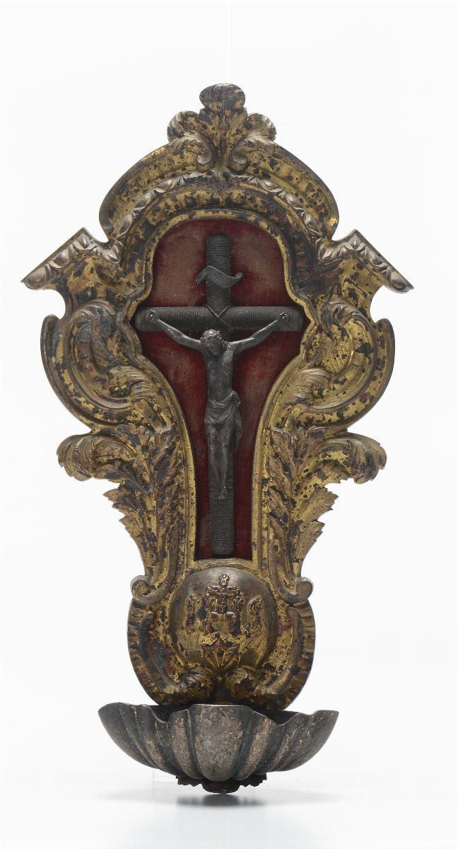 Acquasantiera in metallo dorato con crocifisso, XVIII secolo  - Asta Antiquariato - Cambi Casa d'Aste
