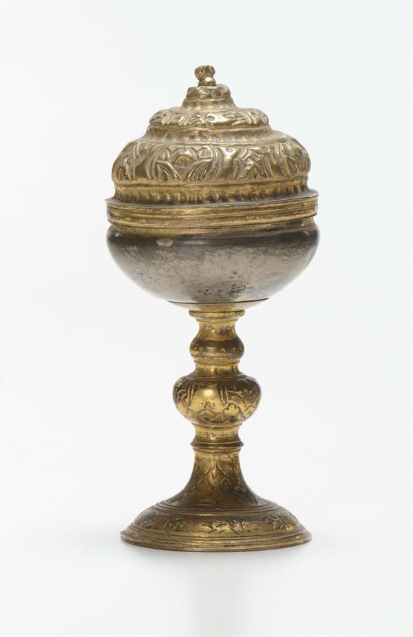 Pisside in metallo dorato, XIX secolo