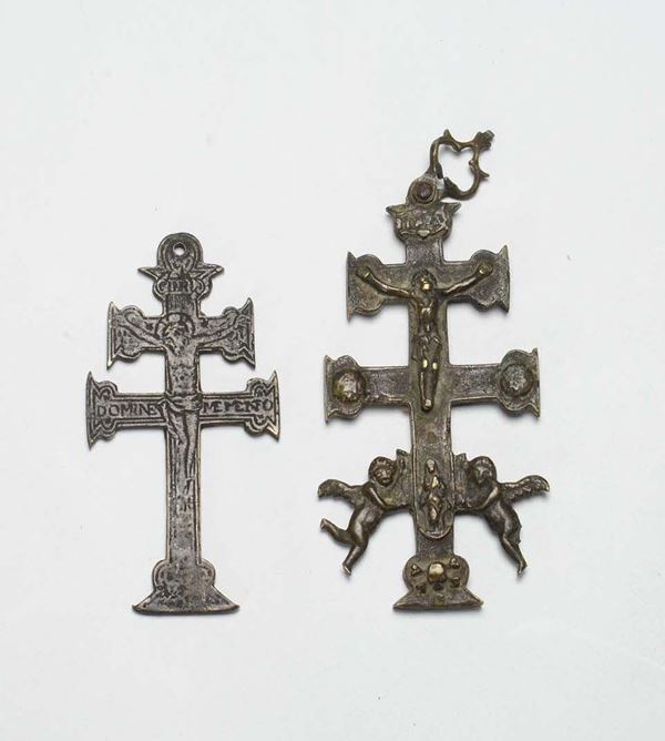 Lotto di due croci in metallo, XIX secolo