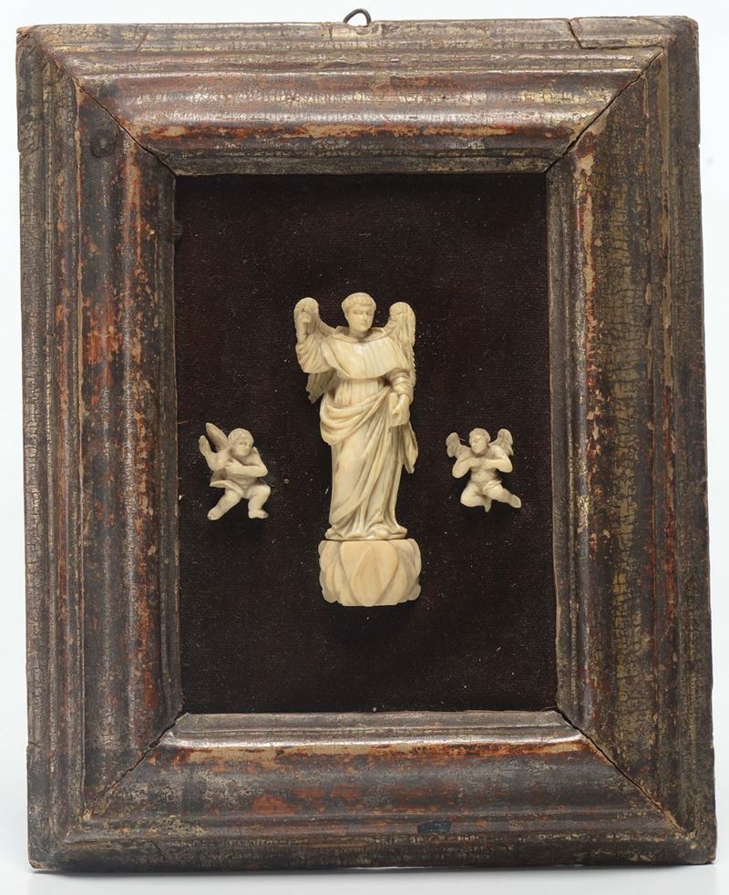 Sculturina in avorio raffigurante Santo con angeli, XVIII-XIX secolo  - Asta Asta a Tempo Antiquariato - II - Cambi Casa d'Aste