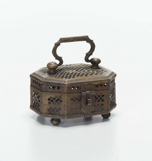 Lotto composto da scaldino in metallo dorato e da bocca di rubinetto a guisa di grigo, XVIII-XIX secolo