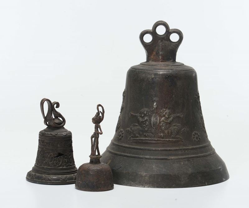 Lotto di una campana in bronzo e altre due piccole campanelle in bronzo, XVIII secolo  - Asta Antiquariato - Cambi Casa d'Aste