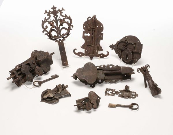 Lotto di otto serrature e battacchio in bronzo, XVIII-XIX secolo