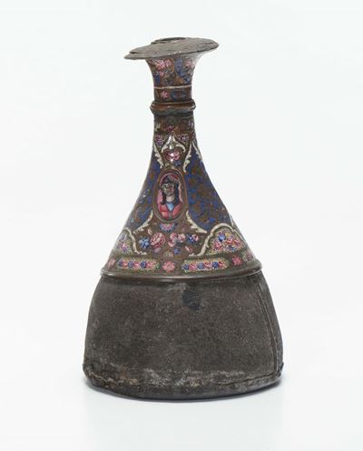 Vaso Smaltato con Tre Ritratti Femminili