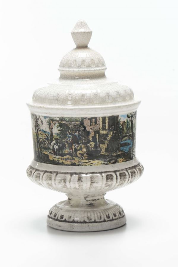Vaso in ceramica con coperchio e figure, XX secolo