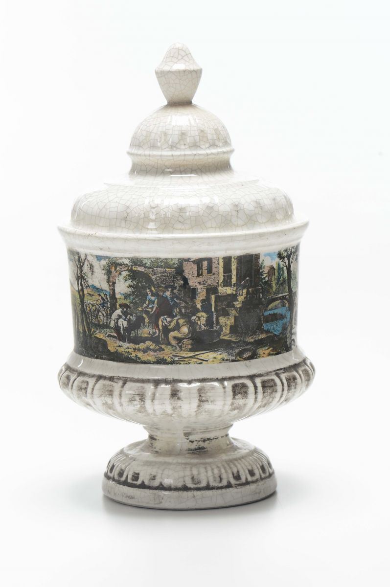 Vaso in ceramica con coperchio e figure, XX secolo  - Asta Antiquariato - Cambi Casa d'Aste