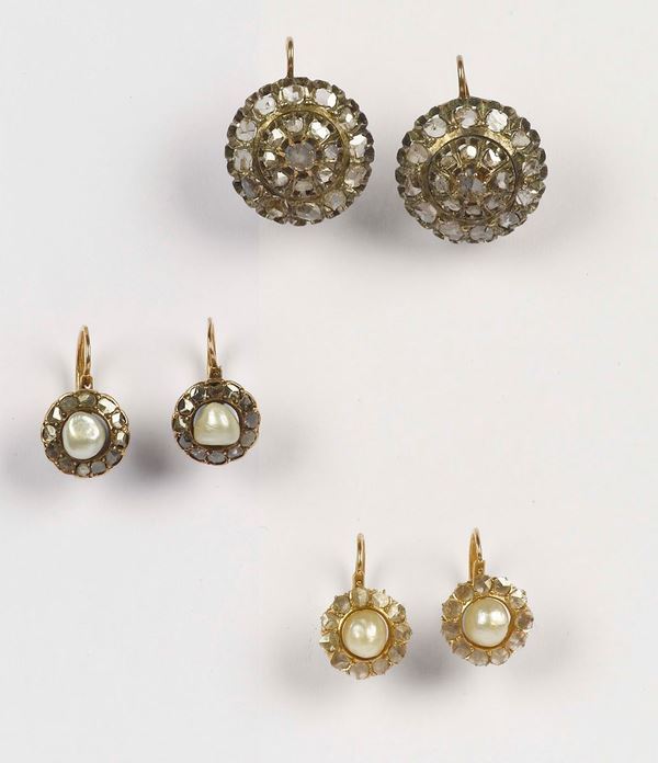 Lotto composto da tre paia di orecchini con perle e rosette di diamanti
