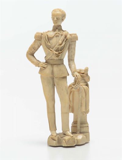 Sculturina in Avorio Raffigurante Personaggio Maschile con Spada, XIX Secolo