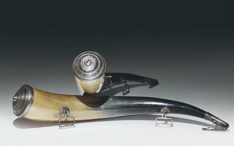 Coppia di porta polvere in corno con finimenti in argento, bolli della città di Palermo per l’anno 1754, argentiere Giacinto Carini (?), console Agostino di Filippo  - Auction Italian and European Silver Collection - Cambi Casa d'Aste